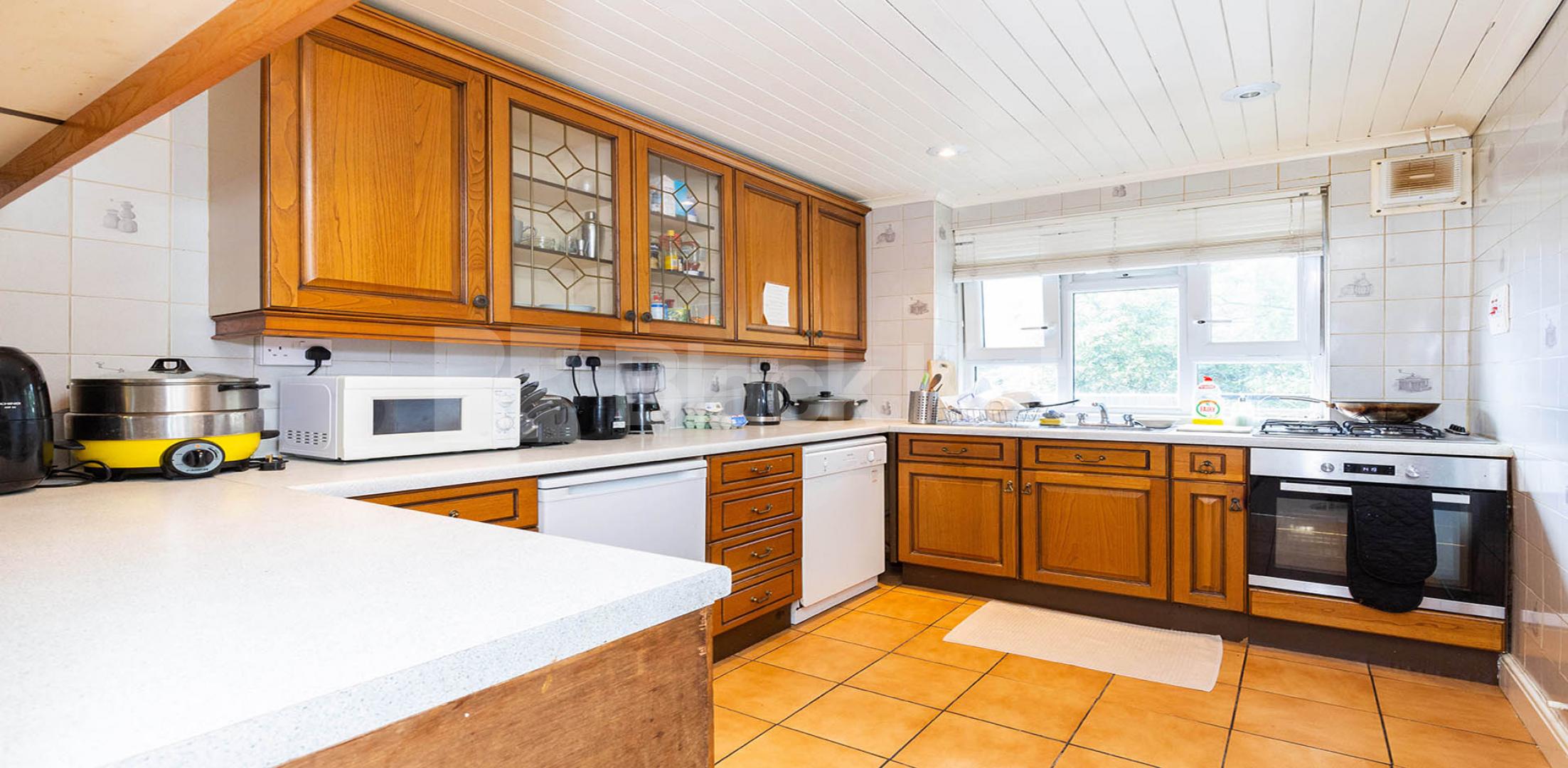 			PERFECT FOR 3 SHARERS!, 3 Bedroom, 1 bath, 1 reception Flat			 King Square, CLERKENWELL